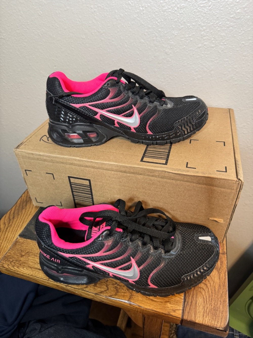 Nike Women's Black and Pink Athletic Running Shoes - Picture 3 of 7